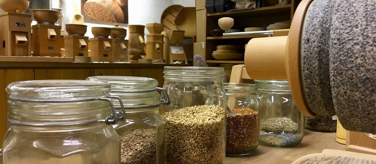 Getreidemühlen und frisches Getreide im Mühlen-Studio München